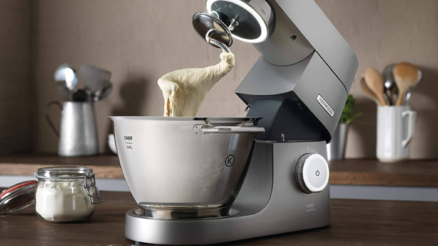 Een standmixer kneedt moeiteloos deeg met zijn haak in de keuken.