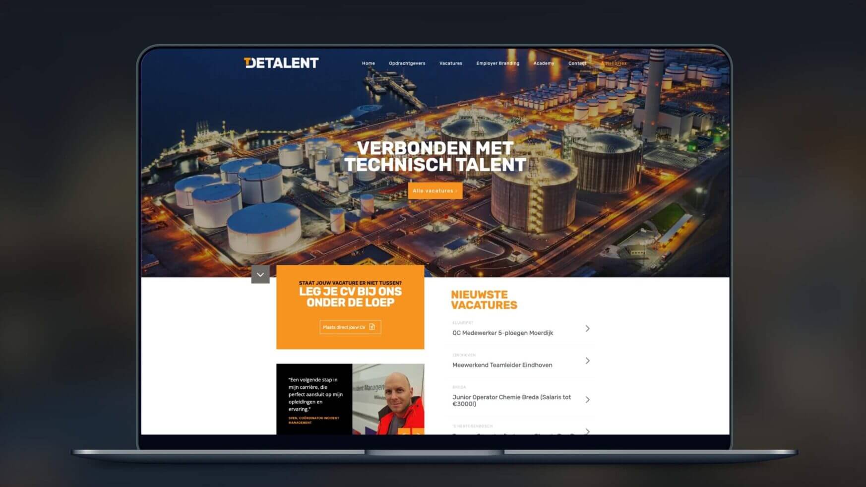 Laptop met een website met industriële tanks, stadsverlichting, oranje markeringen en Nederlandse tekst.