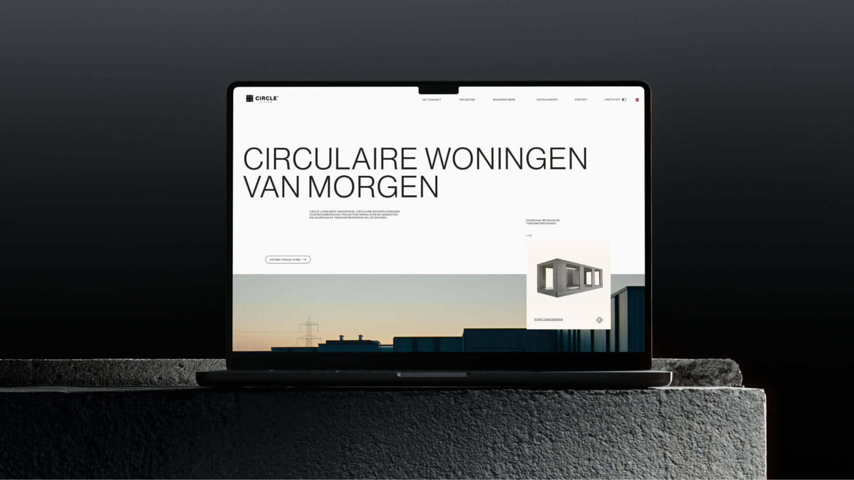 Laptop op beton met daarop de Nederlandse website: “CIRCULAIRE WONINGEN VAN MORGEN”.