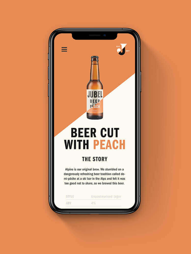 Op een smartphone wordt een levendige Jubel Beer-advertentie weergegeven op een oranje achtergrond. De verfrissende uitstraling trekt meteen de aandacht.