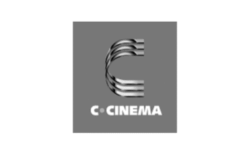 Strak grijs logo: gebogen C-ontwerp boven de tekst 'C-CINEMA'.