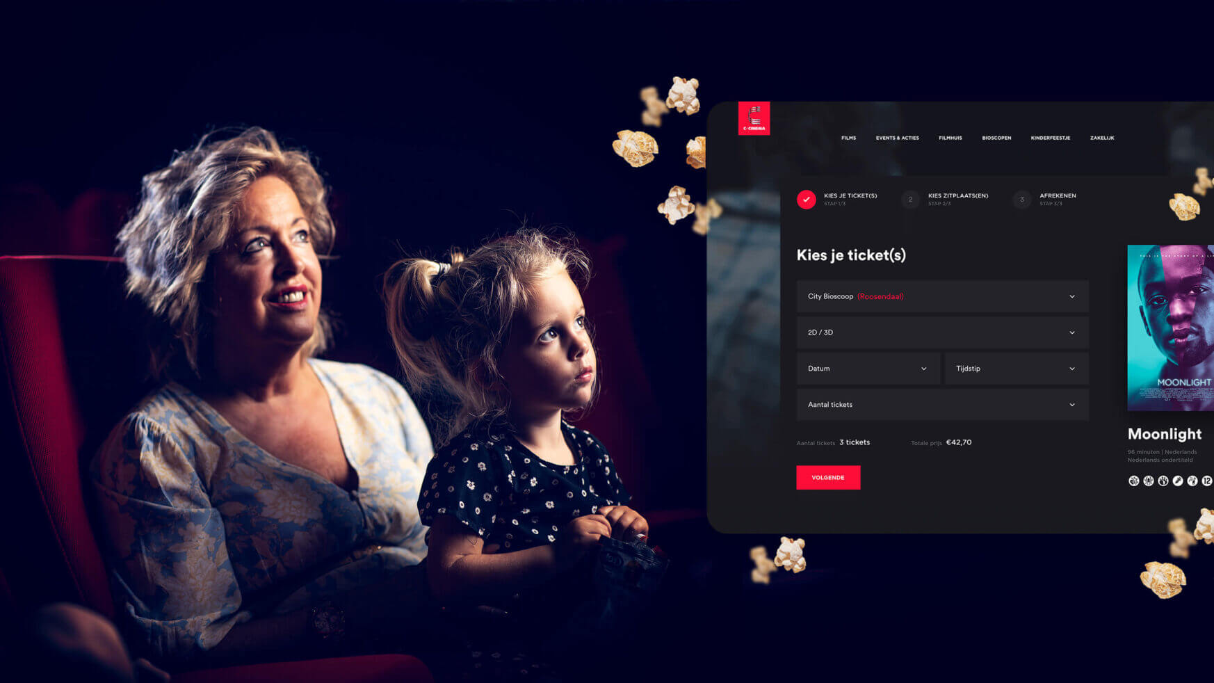 In een donkere bioscoop kijken een vrouw en een kind naar het scherm, terwijl er popcorn om hen heen dwarrelt.