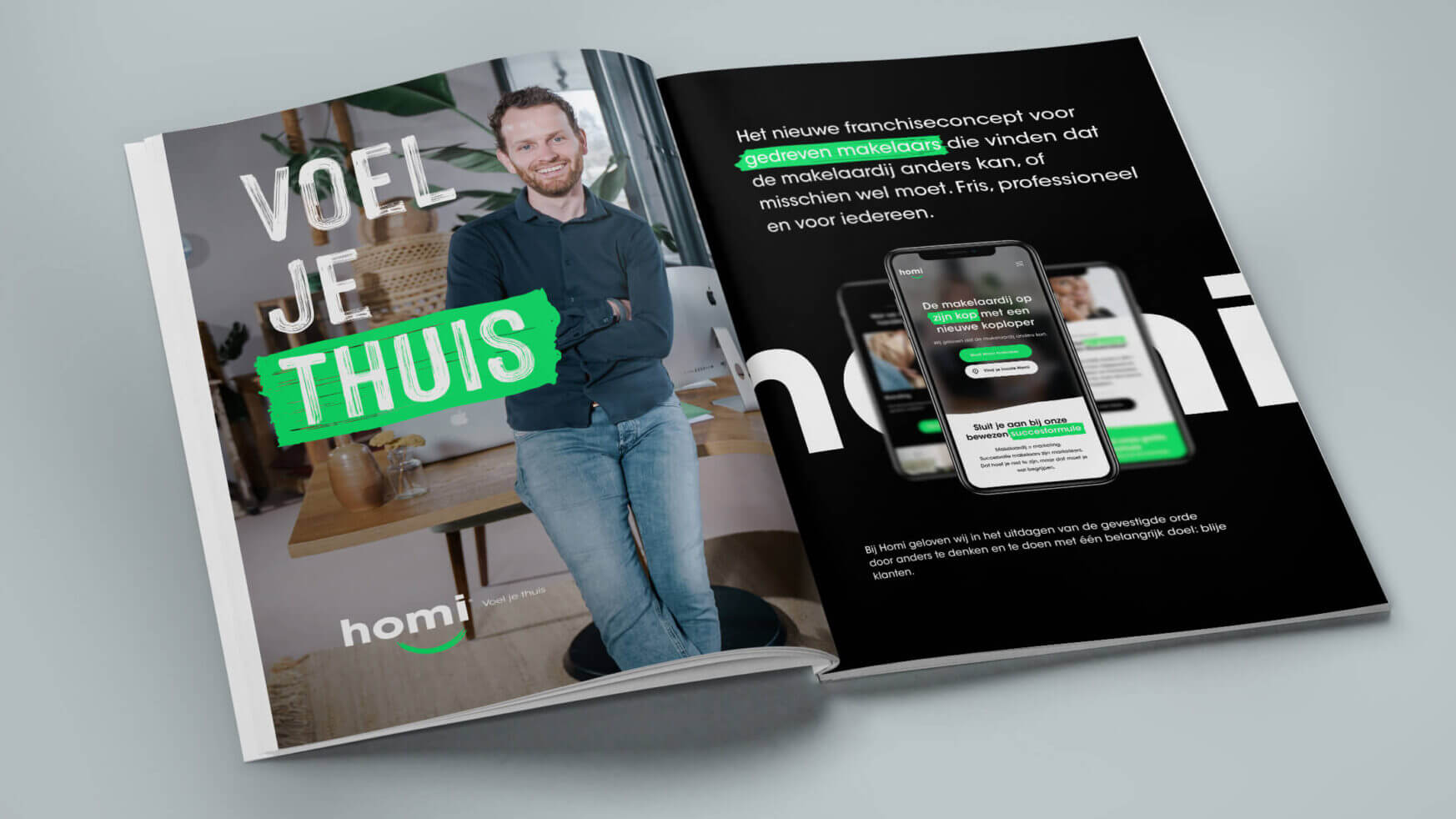 Open mag: man leunt op tafel (links), smartphone-app getoond (rechts).