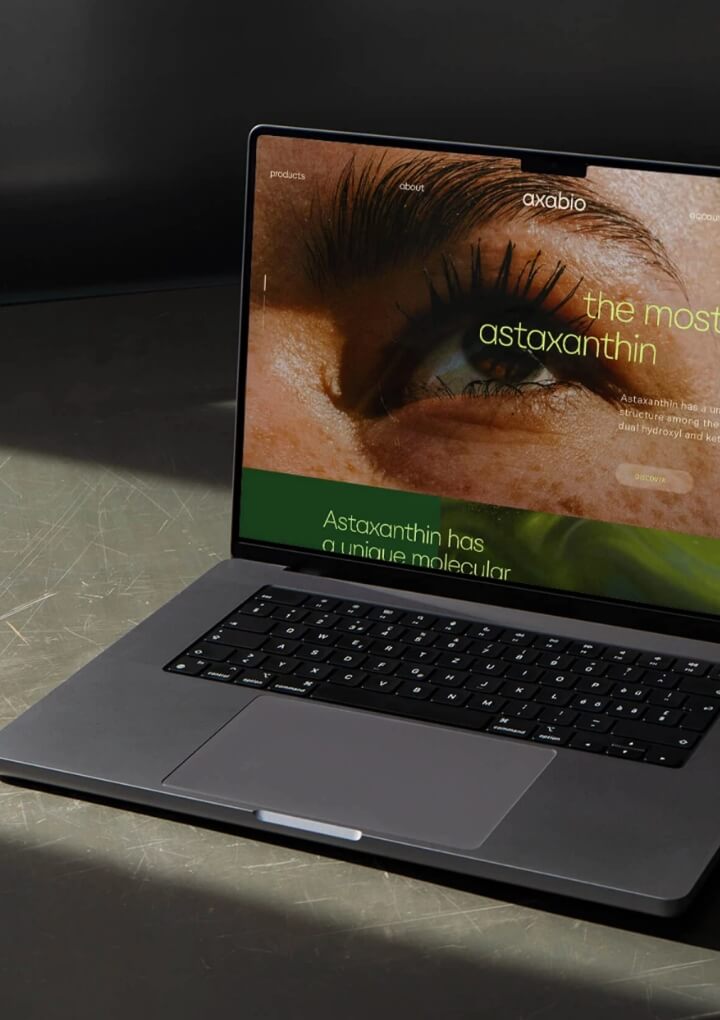 Laptop toont website: Close-up van oog benadrukt unieke eigenschappen van astaxanthine.