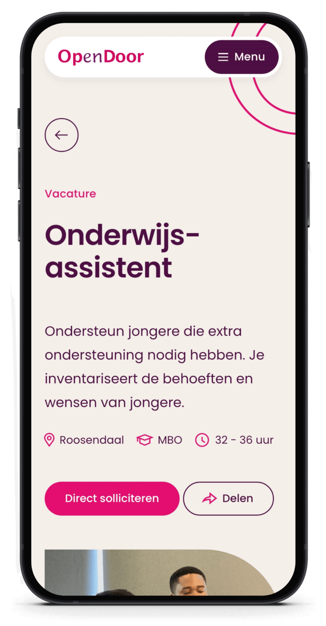 Op een smartphone wordt een vacature voor Onderwijsassistent bij Stichting OpenDoor getoond, met de locatie en openingstijden in het Nederlands.