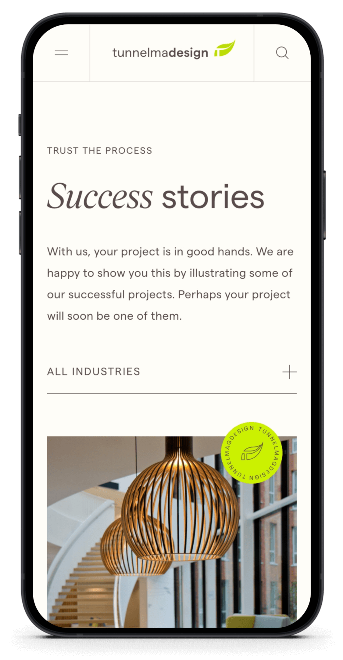 Een smartphone toont succesverhalen naast stijlvolle hanglampen van TunnelmaDesign.