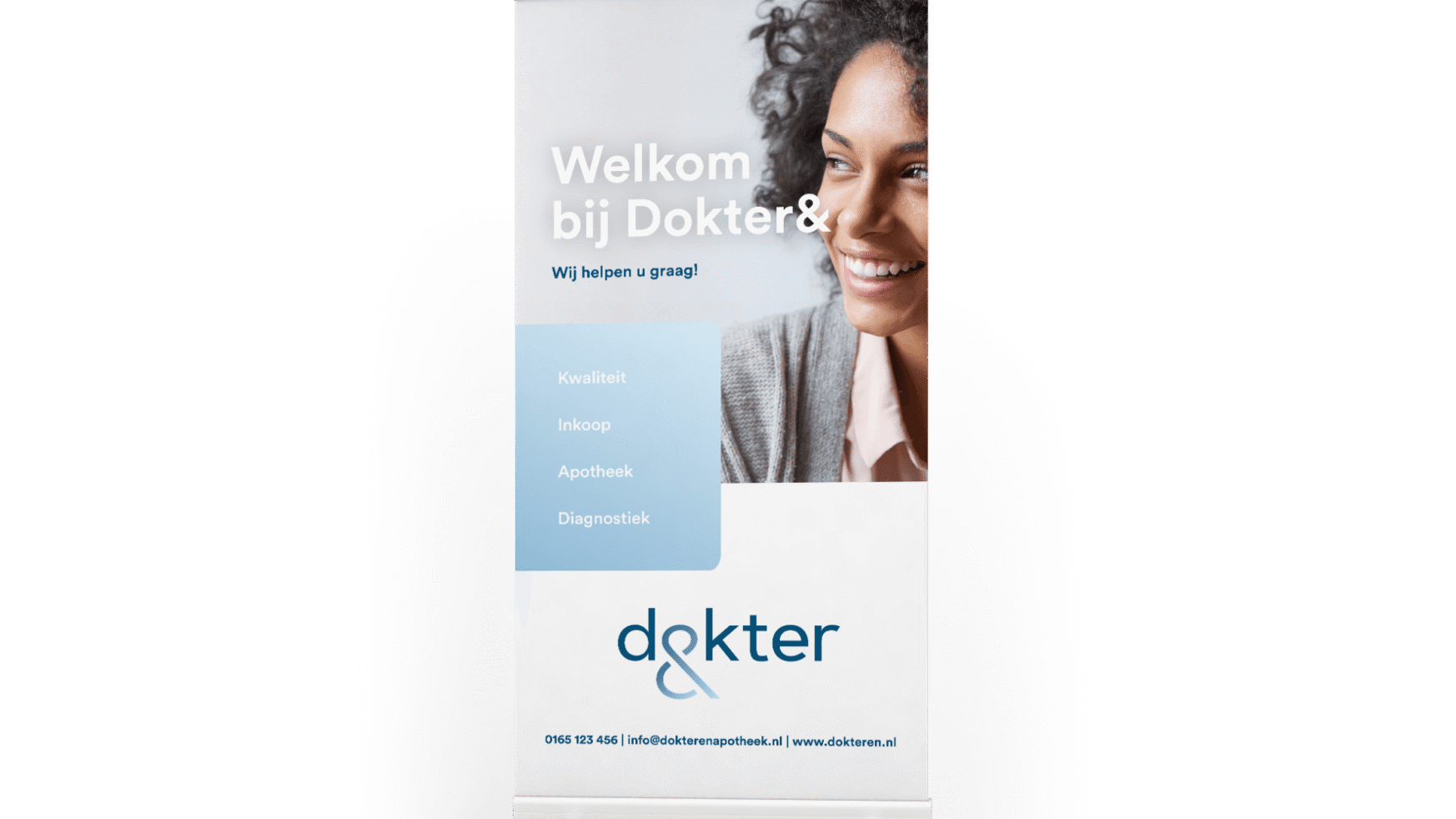 Nederlandse roll-up banner met een lachend persoon en dokter logo onderaan.