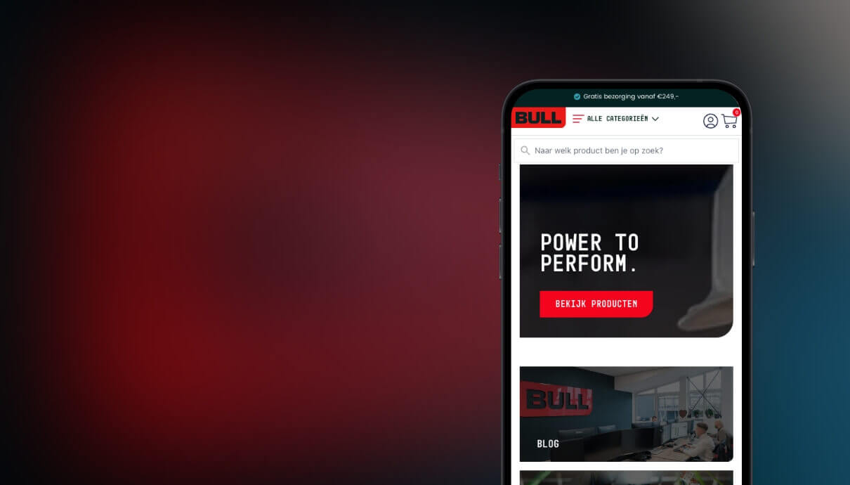 Smartphone met de startpagina van 'Power to Perform'; producten op een rood-zwarte achtergrond.