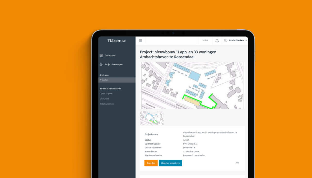 Een tablet met een bouwapp op een oranje achtergrond, met plattegronden van locaties aangestuurd door TB Expertise.