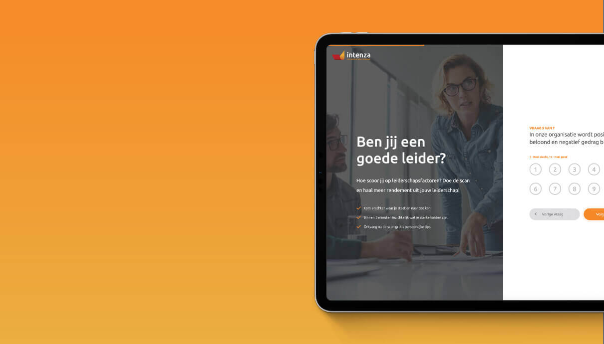 Op de tablet is een leiderschapsquiz te zien op een strakke, oranje achtergrond met kleurverloop.