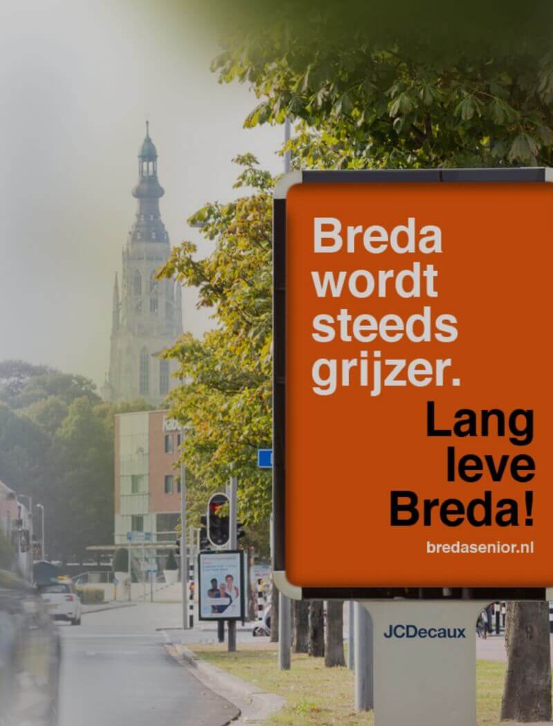 Billboard: "Breda vergrijst! Leve Breda!" met op de achtergrond een kerktoren.