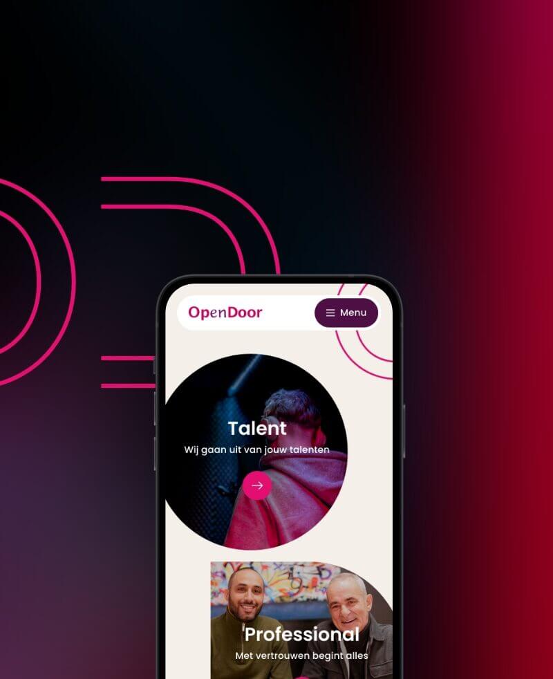 Op een smartphone is de OpenDoor-site te zien, met de secties Talent en Professioneel gemarkeerd op een donkerroze en zwarte achtergrond.