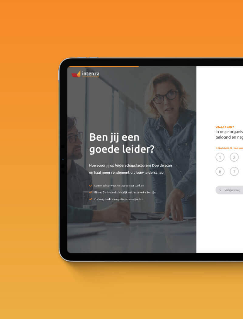 Op het tablet wordt een pagina met een leiderschapsbeoordeling weergegeven. Op de achtergrond zijn mensen zichtbaar.