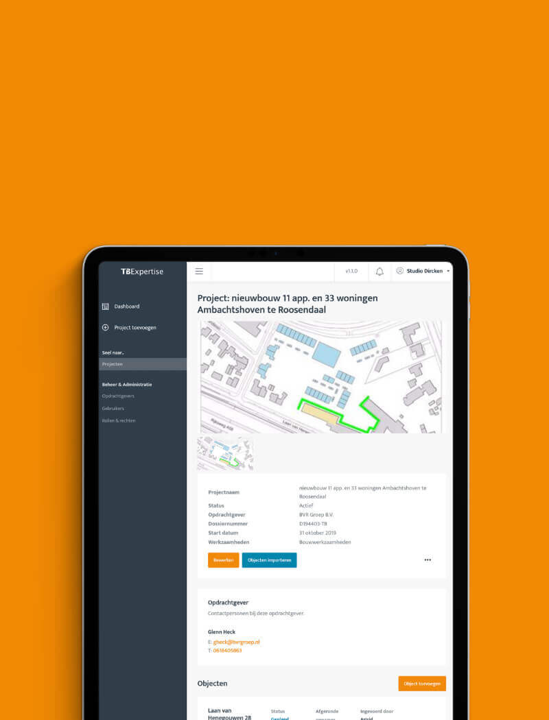 Een tablet met een bouwplan op een feloranje achtergrond benadrukt de expertise van TB in architectuur.
