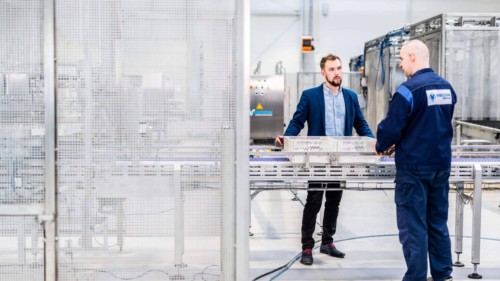Twee mannen van Viscon Group bespreken innovatie in industriële metaalconstructies en machines.
