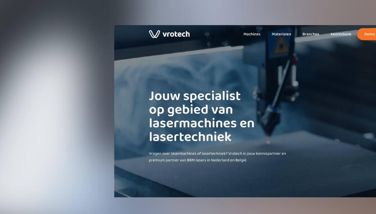 Lasermachine in actie met Nederlandse tekst, waarop het Vrotech-logo van dichtbij te zien is.