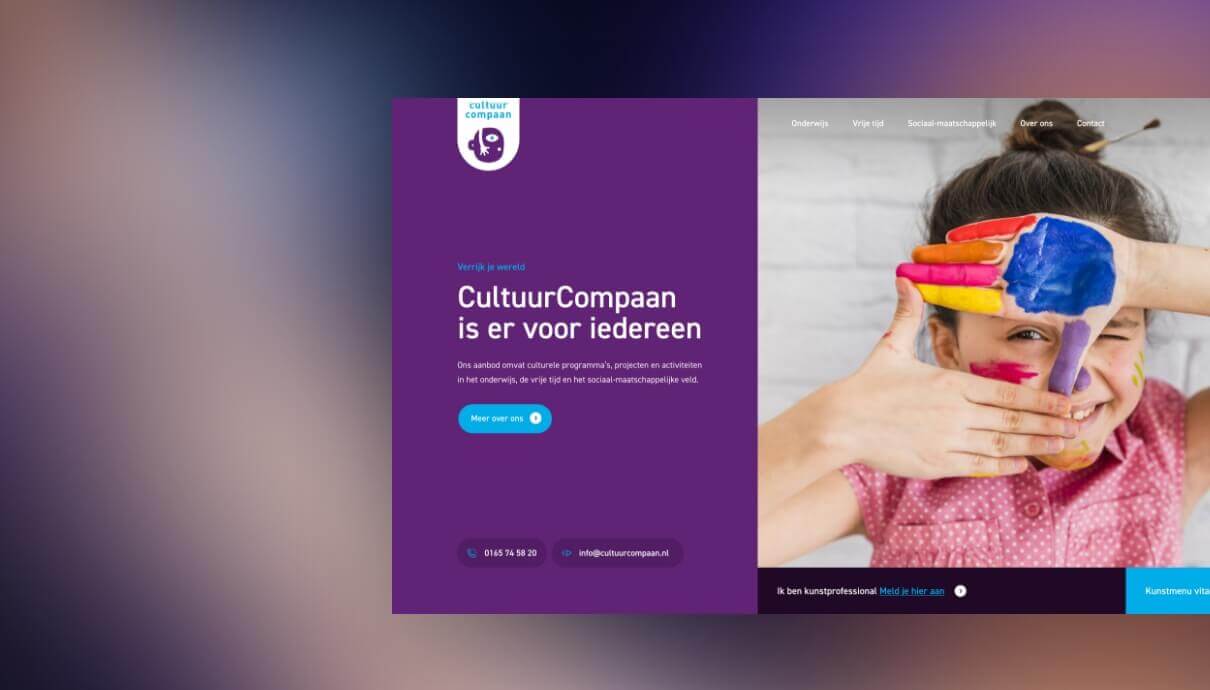 Een lachend kind met beschilderde handen naast informatie van CultuurCompaan op een Nederlandse site.