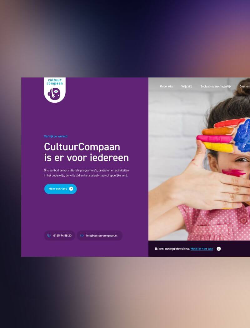 Screenshot van een website: Persoon met beschilderde handen over gezicht. Ontdek creativiteit met CultuurCompaan! #Kunst #Ontdekken.