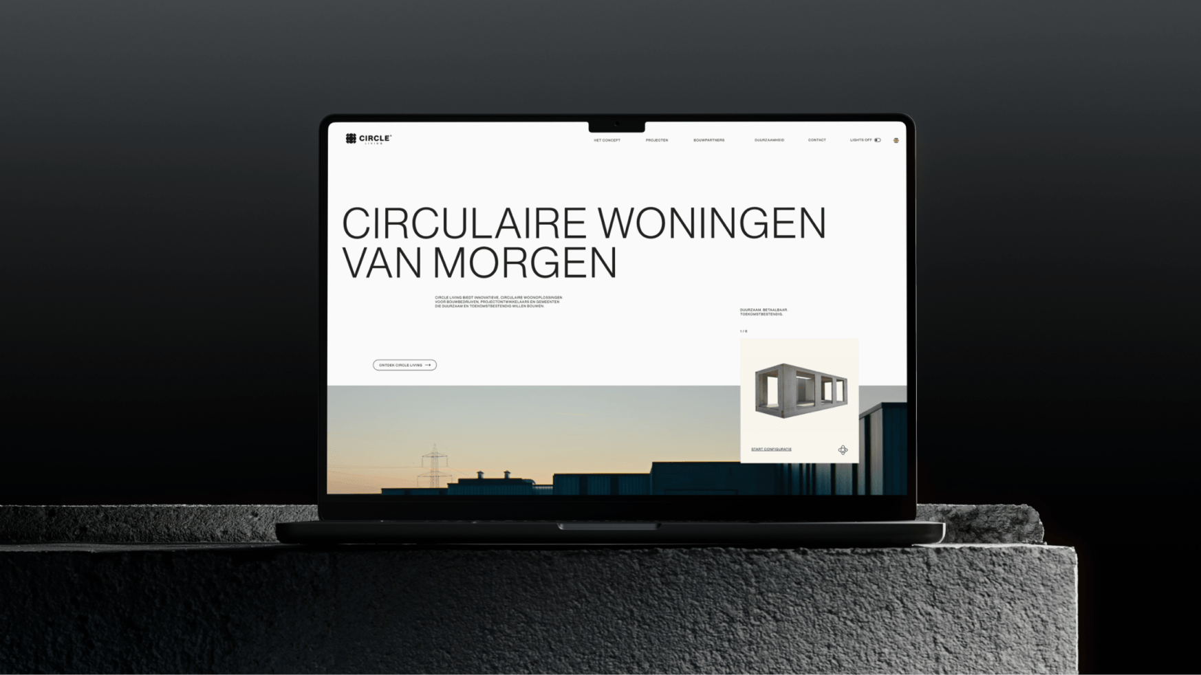 Een laptop toont "CIRCULAIRE WONINGEN VAN MORGEN" op een website tegen een donkere achtergrond.