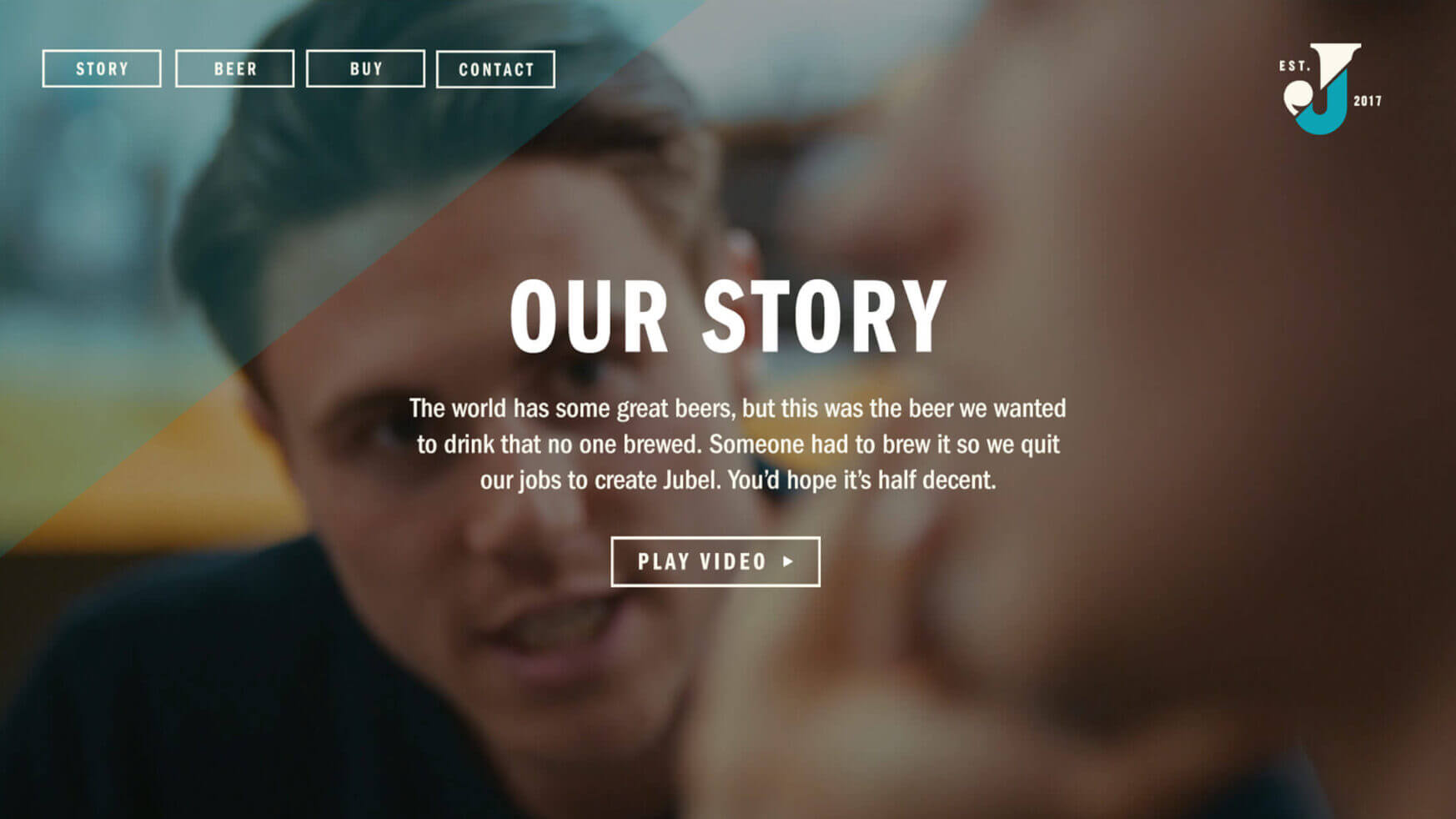 Vage close-up van een chat; tekst: "Jubel Beer Story." Bekijk de video om te ontdekken!.