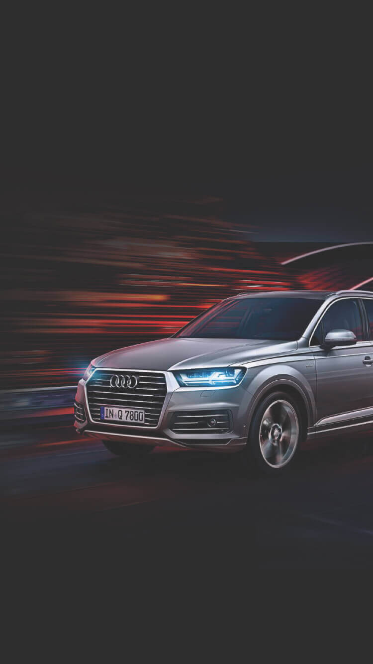 Een Audi Roosendaal SUV racet door de nacht, de koplampen branden fel en er ontstaat een bewegingsonscherpte.