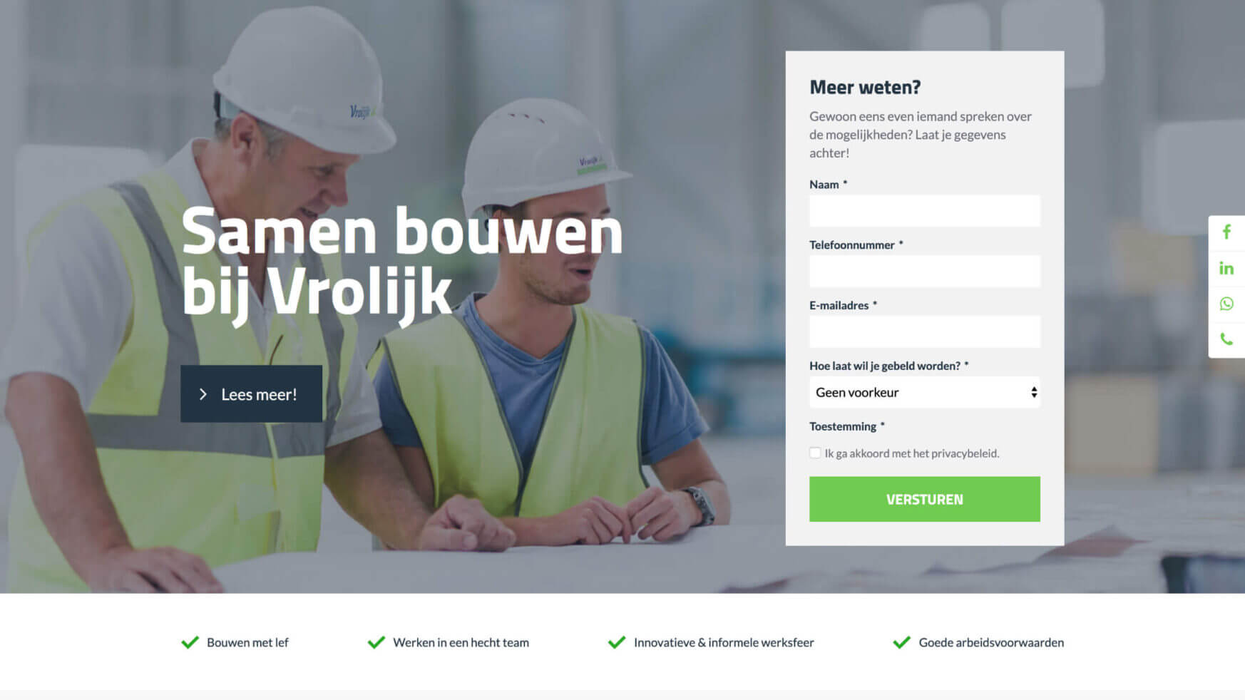 Werknemers in de versnelling bestuderen plannen met de website van Bouwbedrijf Vrolijk centraal.