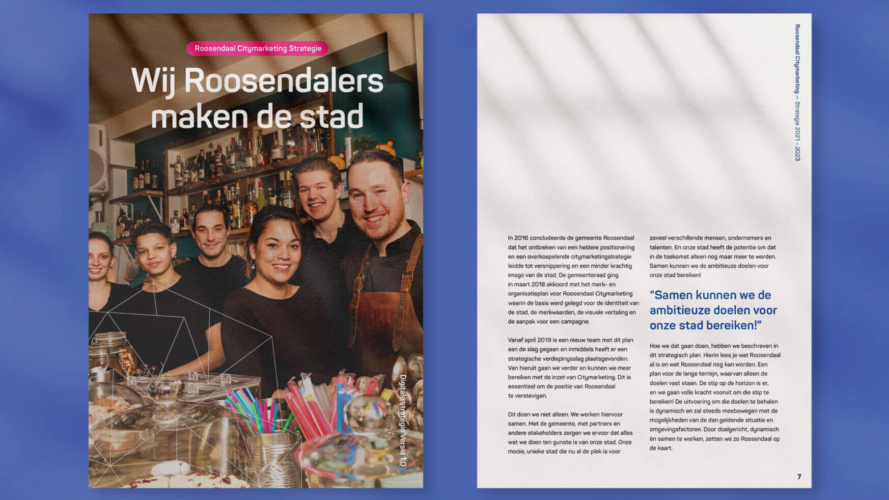 Links: Lachende mensen in een bar (Nederlandse tekst). Rechts: Opengeslagen boekje met tekst.