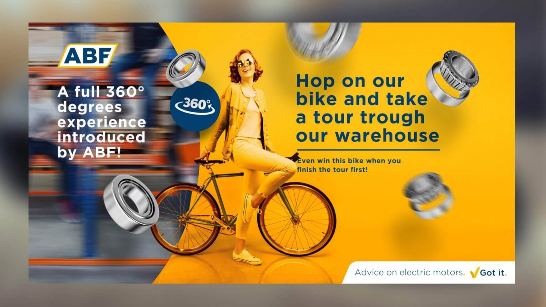 Een fietser baant zich een weg door de machines en brengt ABF's 360°-tour door het pakhuis met een nieuw perspectief tot leven.