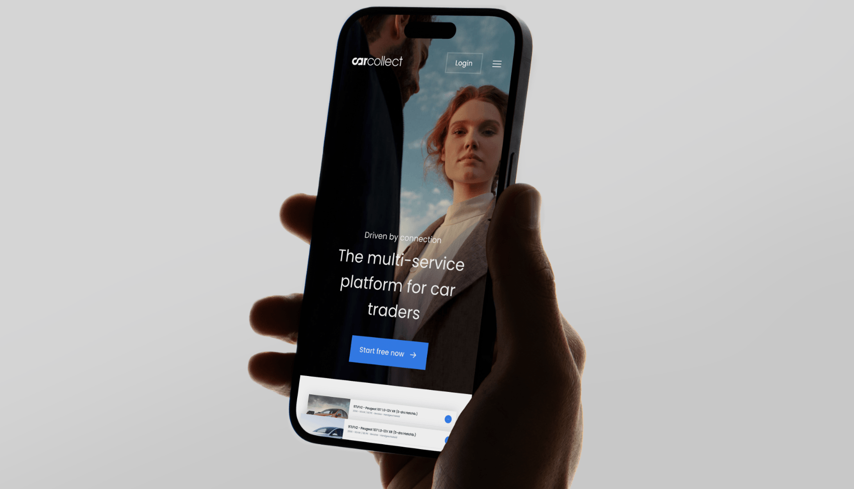 Hand met telefoon en login voor autohandel, naast een Koppert Cress product voor een frisse vibe.