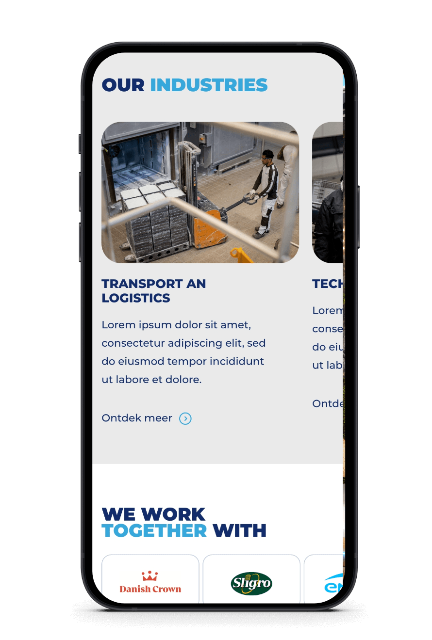 Een telefoon toont het logistieke terrein van HOBIJ, met een werknemer die dozen verplaatst op een palletwagen.