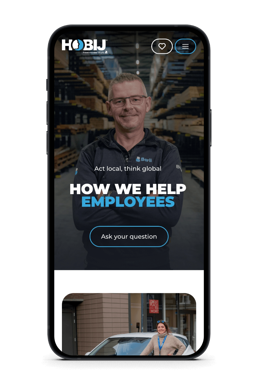 Man in magazijn, armen over elkaar. Websitebanner: Hoe HOBIJ medewerkers ondersteunt.