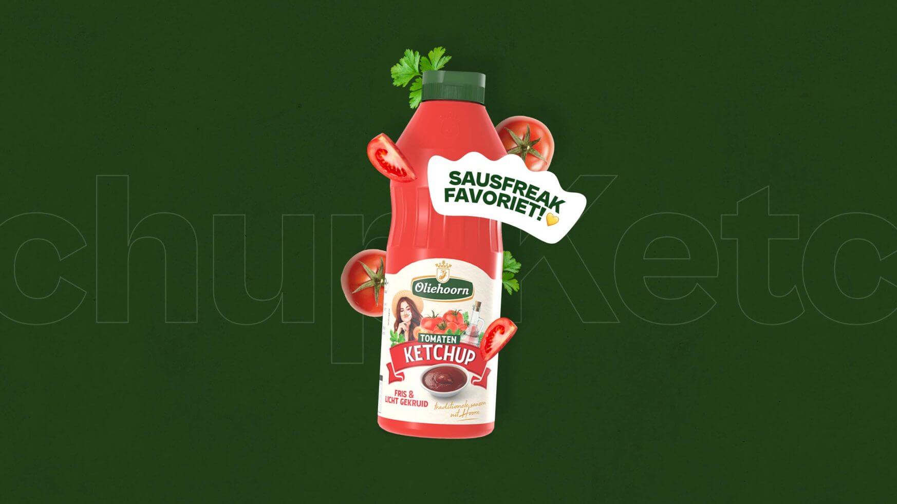 Olivboom ketchupfles met tomaten, peterselie en "Sausfreak Favoriet!" label op groene achtergrond.