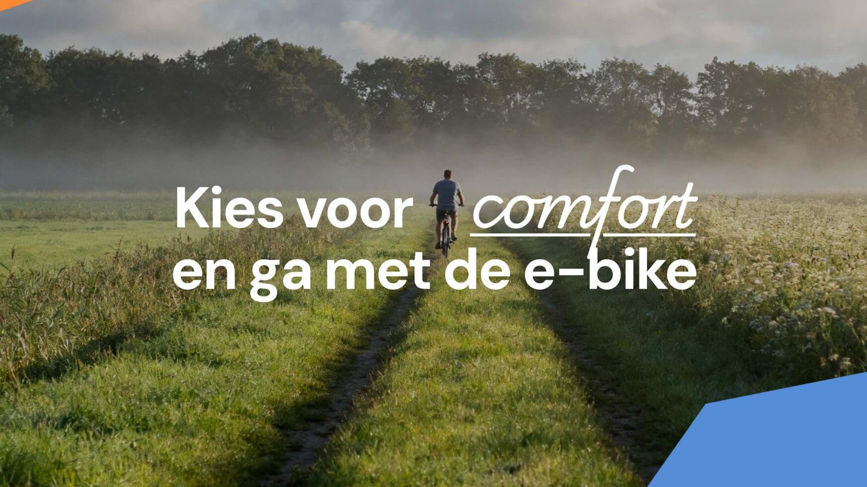 Fietser op graspad tussen bomen en mist; Nederlandse tekst maakt reclame voor e-bikes.