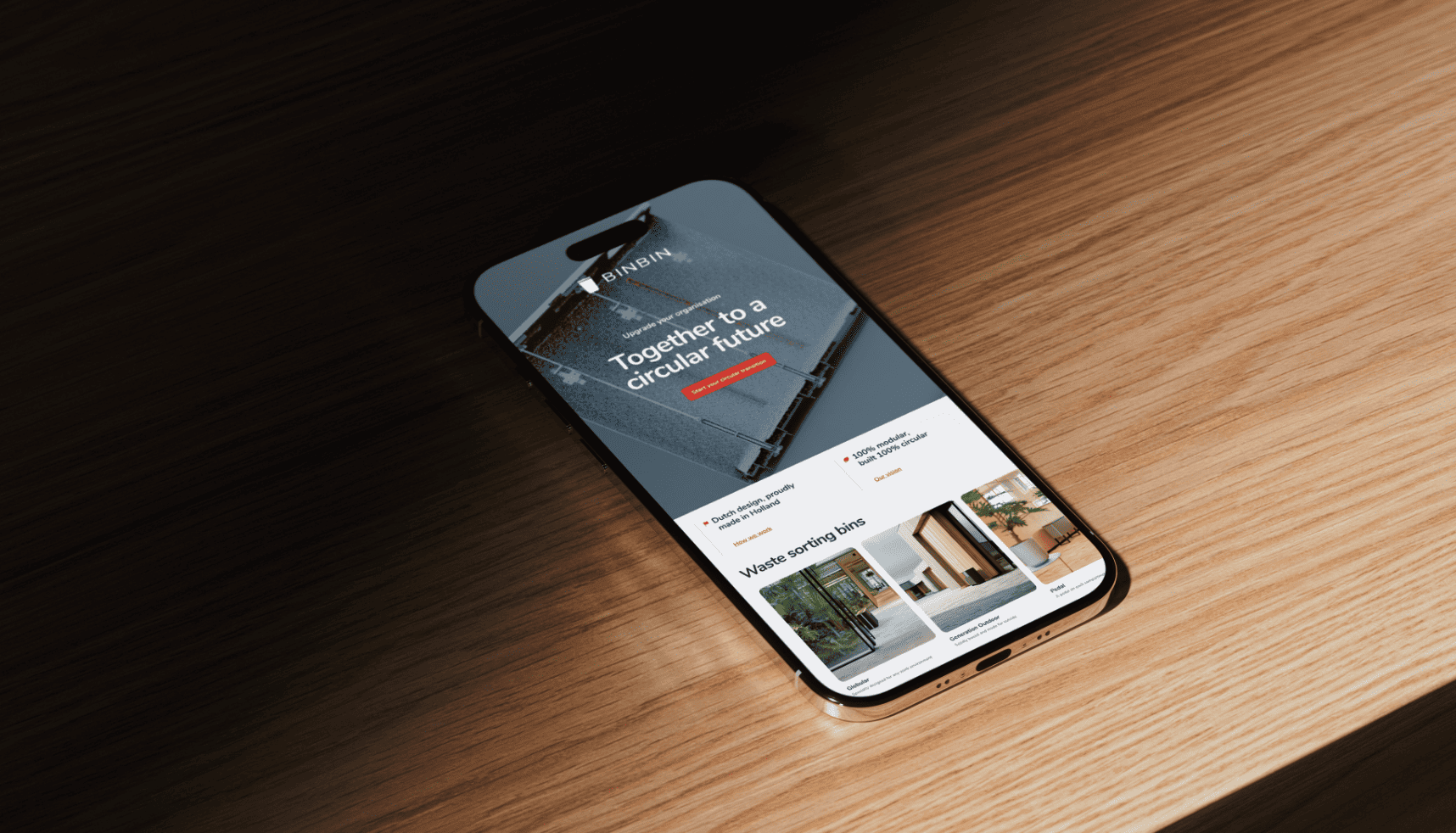 Smartphone op houten tafel met daarop een website gericht op het creëren van een circulaire toekomst.