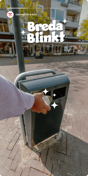 Persoon gooit afval in een prullenbak met "Breda Blinkt" tekst en sprankelende effecten erboven.