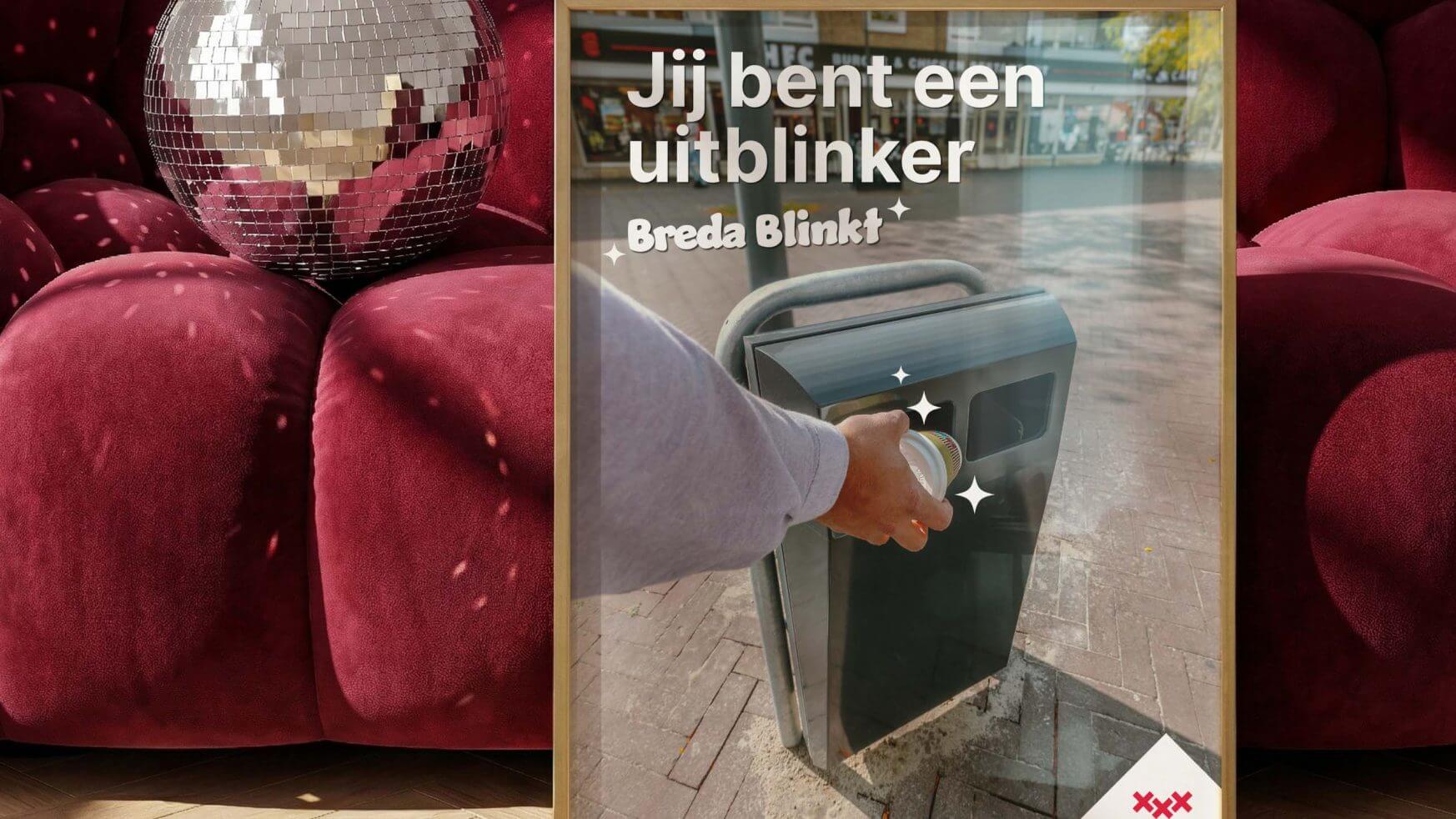 Ingelijste poster op rode bank: hand die afval weggooit, Nederlandse tekst, discobal aan de zijkant. Modern en eenvoudig ontwerp.