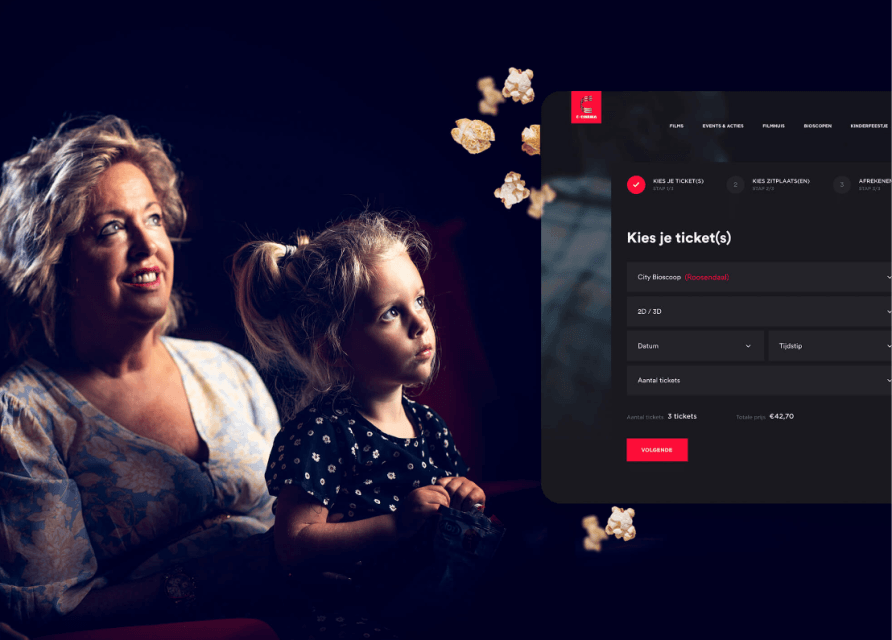 Vrouw en jong meisje in een donker theater, online ticketreserveringsformulier weergegeven over het beeld.