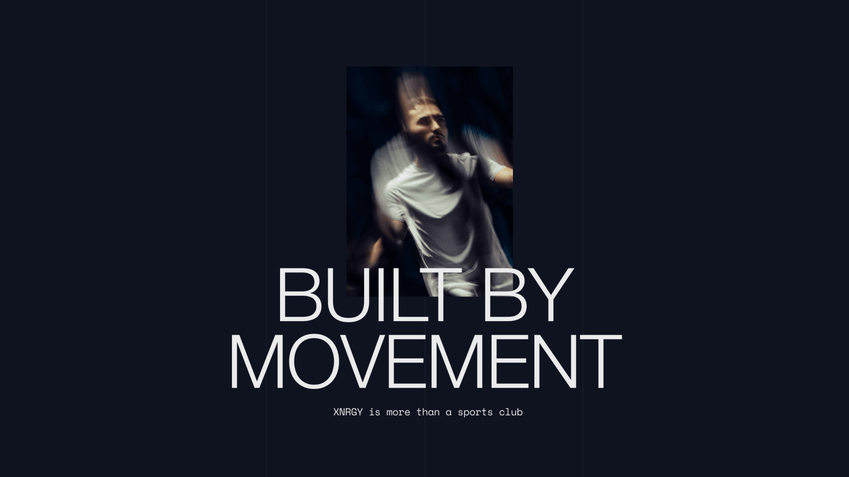 Een vage gestalte beweegt zich boven de tekst „BUILT BY MOVEMENT“. XIRAY brengt de energie van XNRGY Padel in elke stap tot uiting.