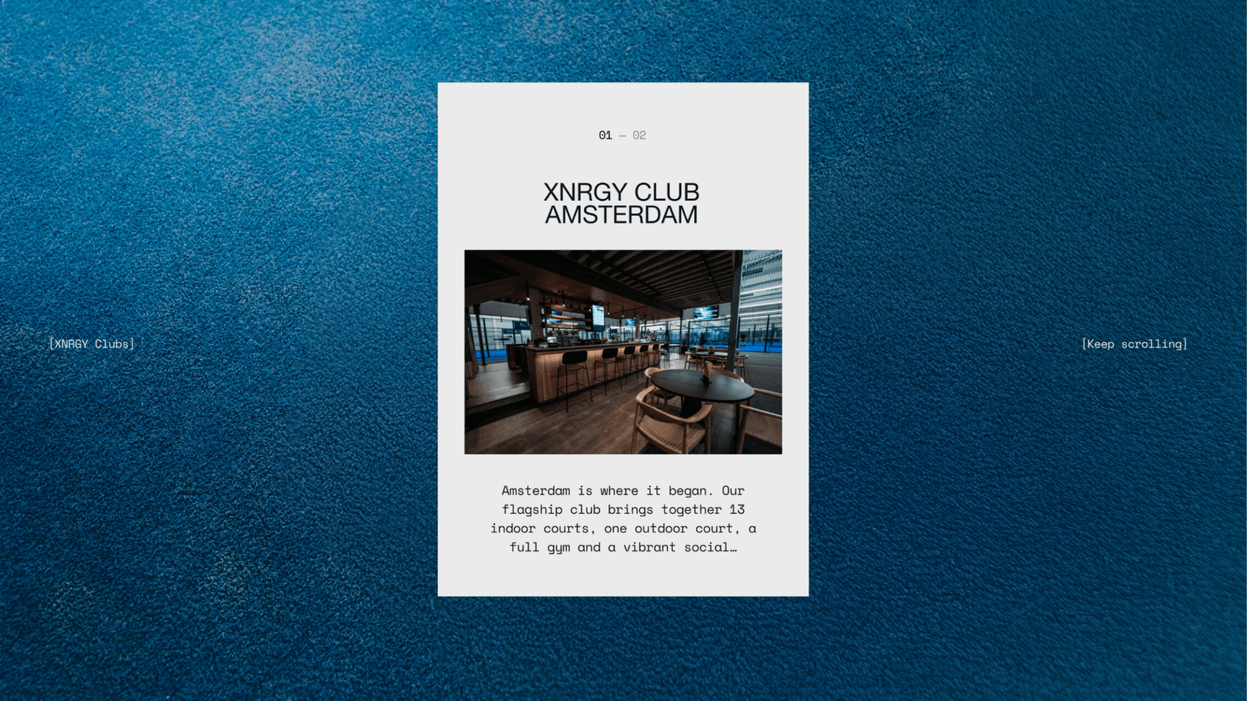 Moderne fitnesslounge bij XNRGY Club Amsterdam met tafels, stoelen en grote ramen, waar je lekker kunt ontspannen en gezellig kunt bijpraten.