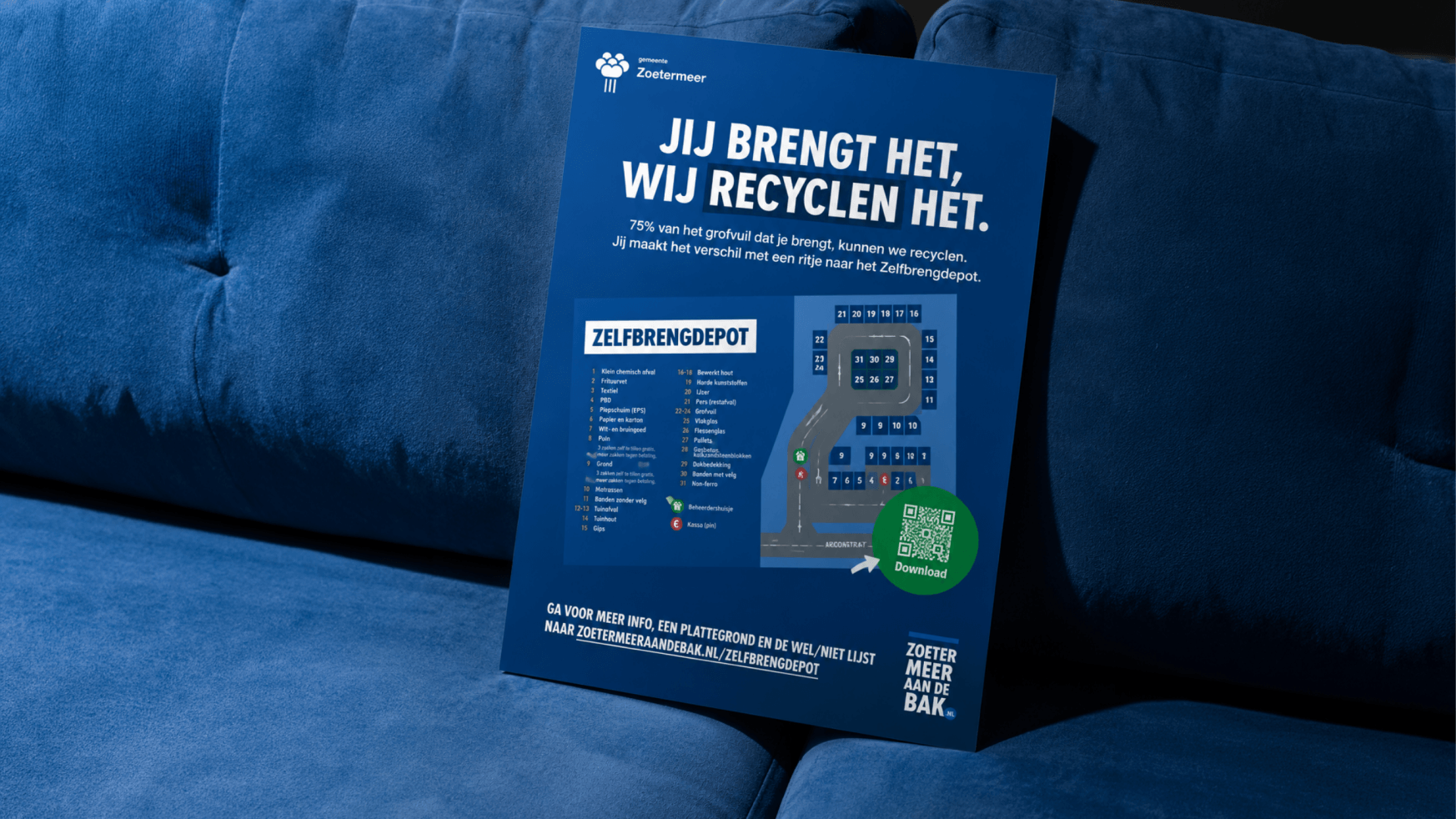 Een poster op een blauwe bank promoot recycling in Zoetermeer; met een kaart, een QR-code en Nederlandse tekst.