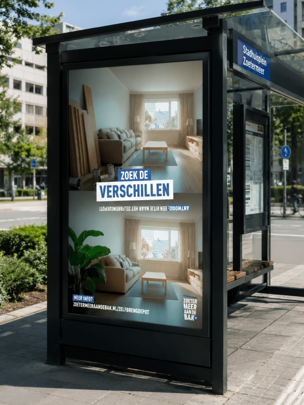 Reclame op een bushalte met twee vrijwel identieke foto’s van een woonkamer en Nederlandse tekst: „Zoek de verschillen.”.