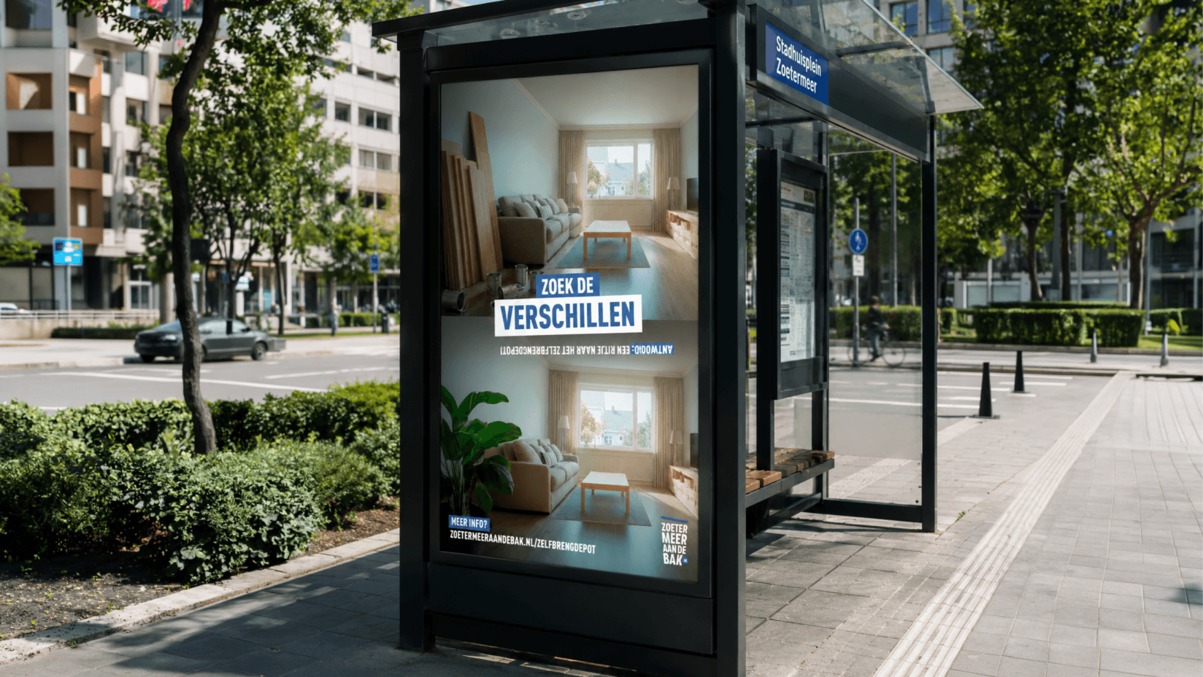 Reclame op een bushalte met twee vrijwel identieke foto’s van een woonkamer en Nederlandse tekst: „Zoek de verschillen.”.