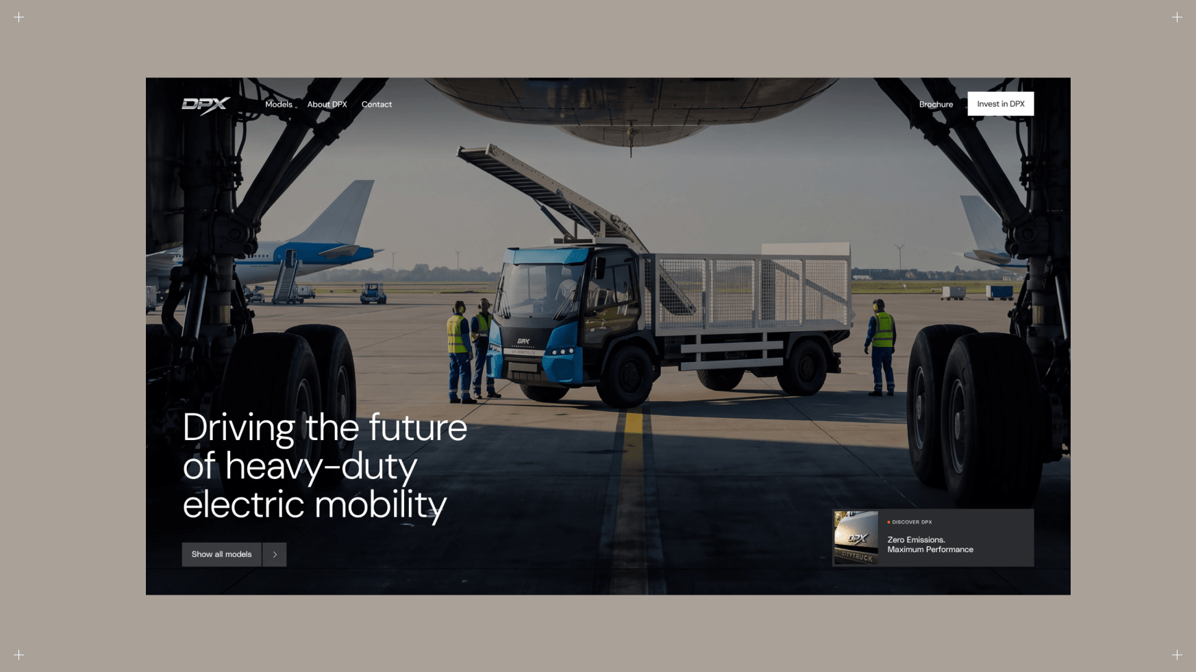 Werknemers laden vracht in bij een vliegtuig op de luchthaven. De tekst benadrukt de elektrische en innovatieve mobiliteit van XNRGY Padel.