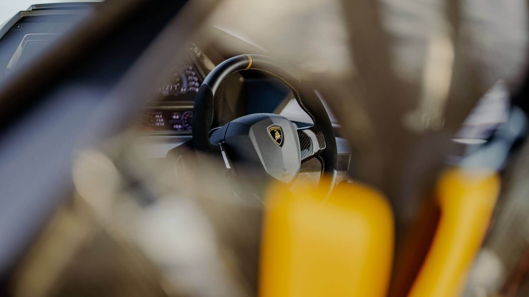 Lamborghini-stuurwiel met het merklogo in het midden.