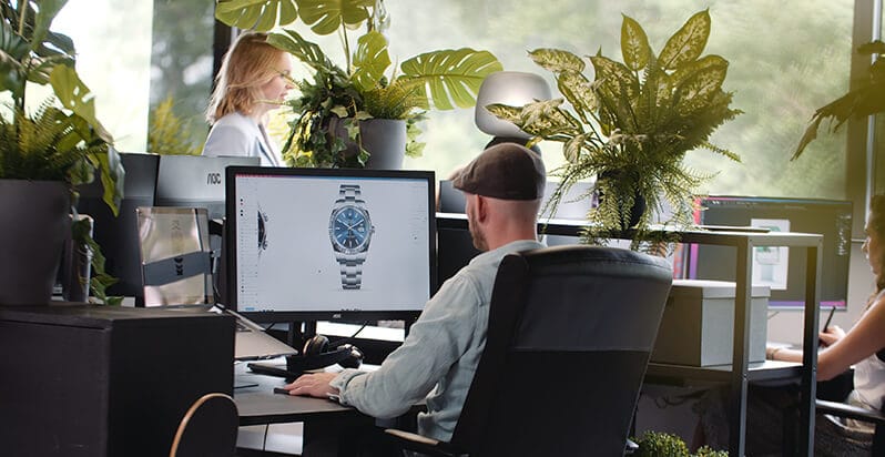 Kantoorpersoneel helpt klanten met het maken van websites in Roosendaal, omgeven door groen.