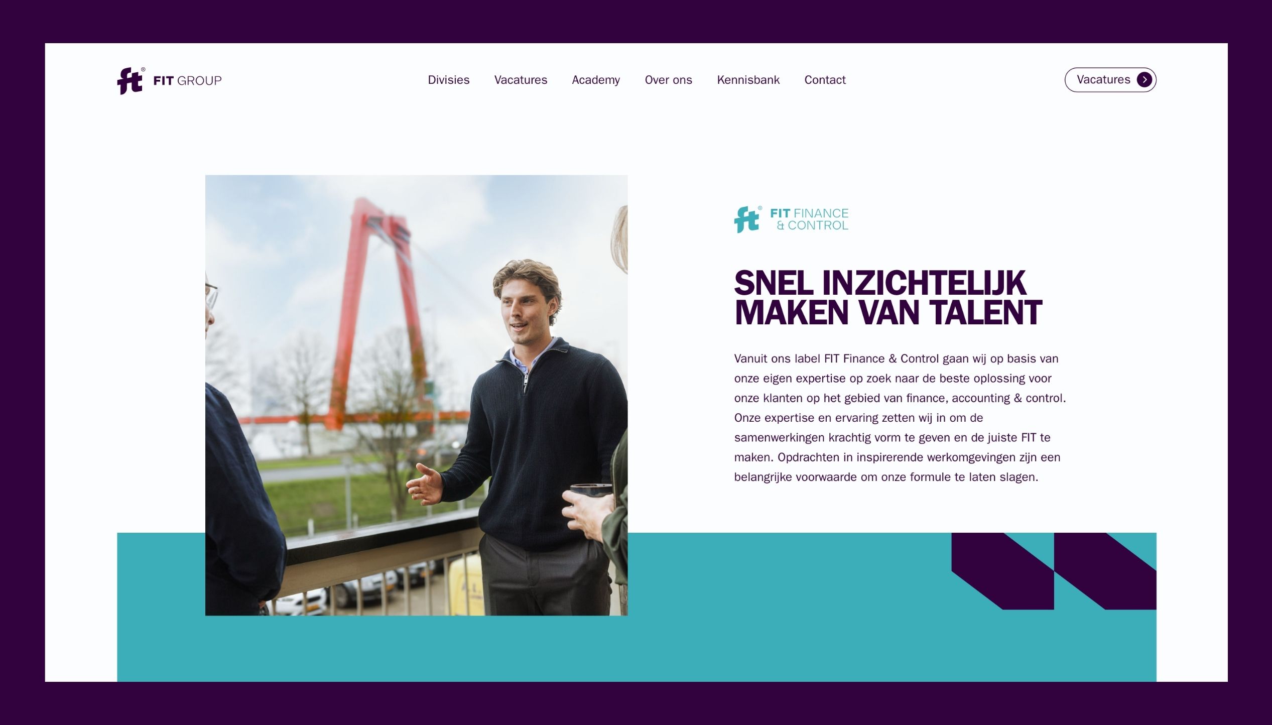 Drie mensen staan te praten op een balkon met een grote rode kraan achter hen, vlak bij de borden van FIT Group Finance & Control.