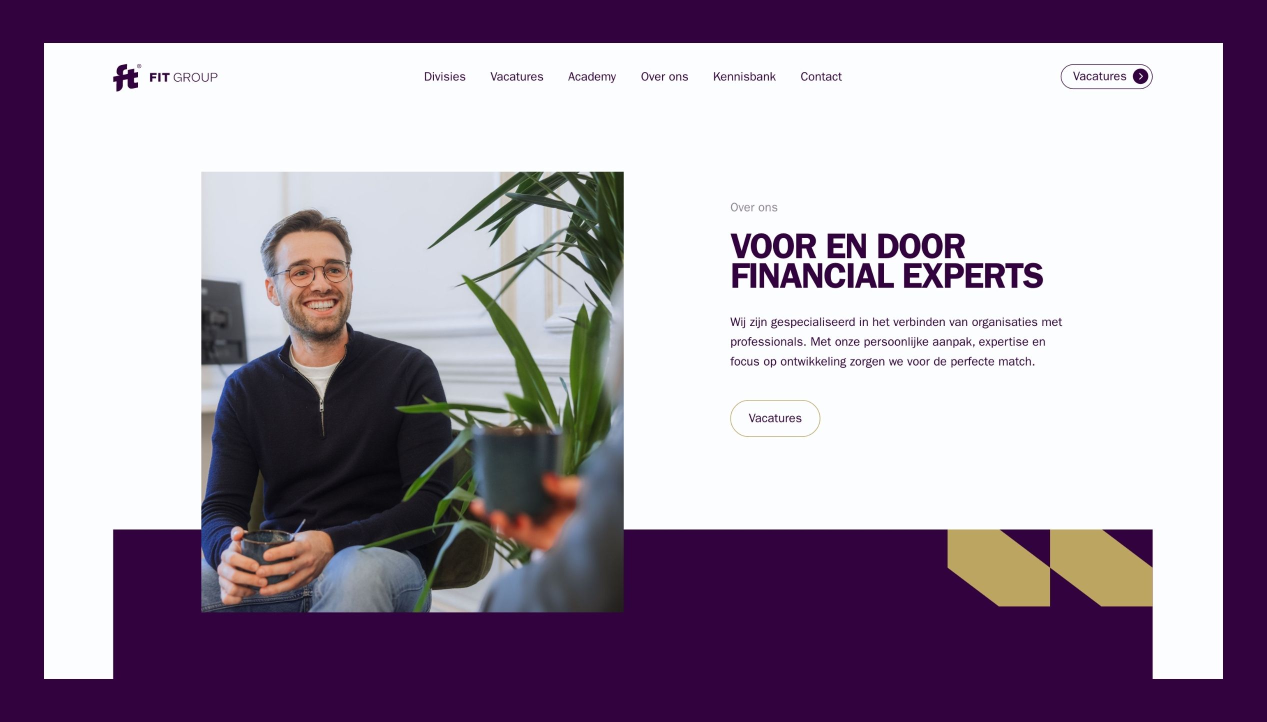 Lachende man met bril en mok in de hand praat met een collega in een modern kantoor van de FIT Group.