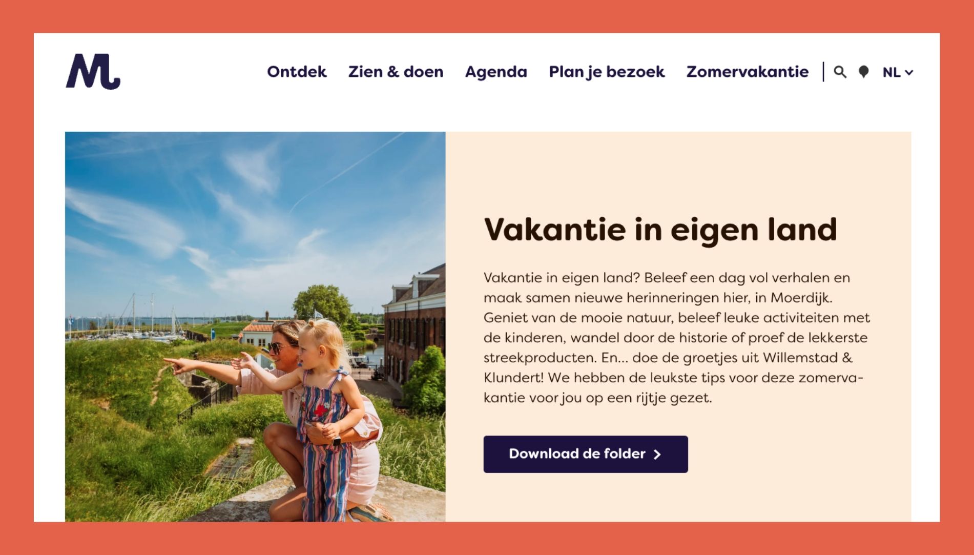 Vrouw en twee kinderen in Memphis Depay-kleding zitten op het gras en wijzen naar een schilderachtig stadje aan de rivier onder een blauwe hemel.