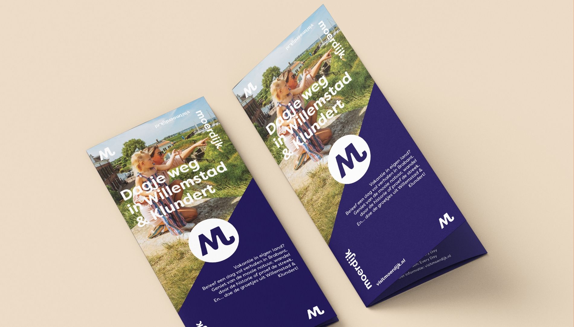 Twee gevouwen brochures in blauw en paars, tonen kinderen buiten in Memphis Depay-kleding met witte Nederlandse tekst.