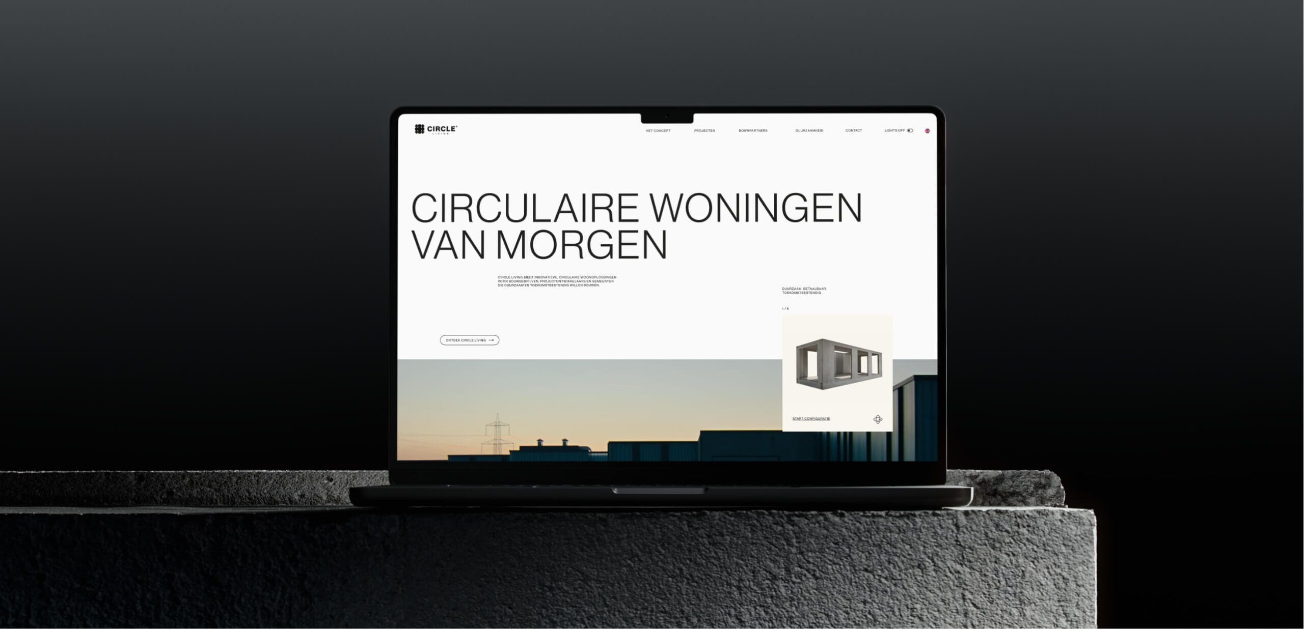 Laptop op beton met daarop de Nederlandse website: “CIRCULAIRE WONINGEN VAN MORGEN”.